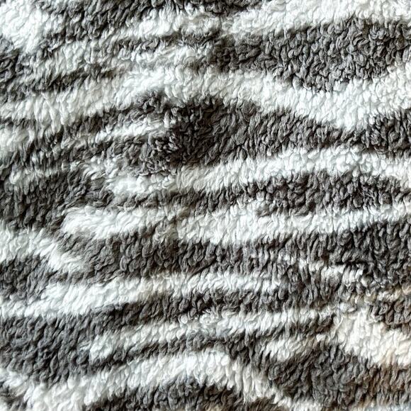 Zella Gray Zebra Print Turtleneck Fleece Pullover Womens Size S - Picture 3 of 8